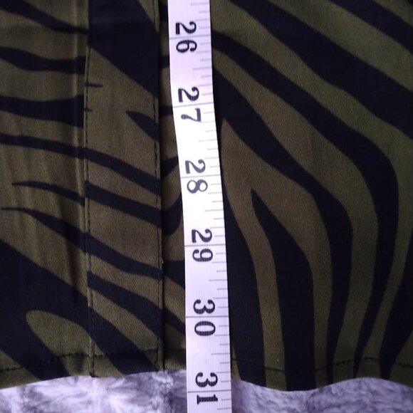 Susan Graver Green/Black Zebra Print Button Up Blouse Shirt Peachskin Stretch LG - Picture 9 of 9